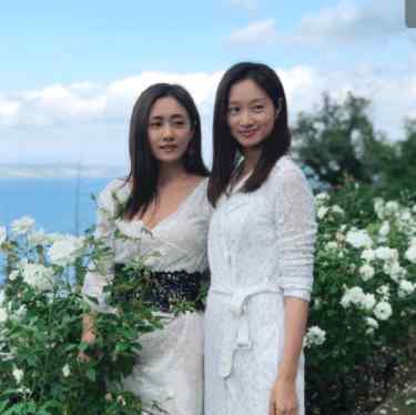 沈佳妮朱亚文婚纱照 沈佳妮刘芸感情好，朱亚文老婆穿飘逸纱裙，却素颜与闺蜜自拍