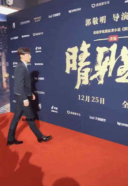 邓伦几岁 邓伦才29岁身材就开始发福？路人喊话：这是穿了多厚的秋裤