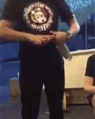 钓鱼岛搞笑图片 搞笑GIF趣图:美女，脚上的功夫真心不错，估计没有人敢吃吧！