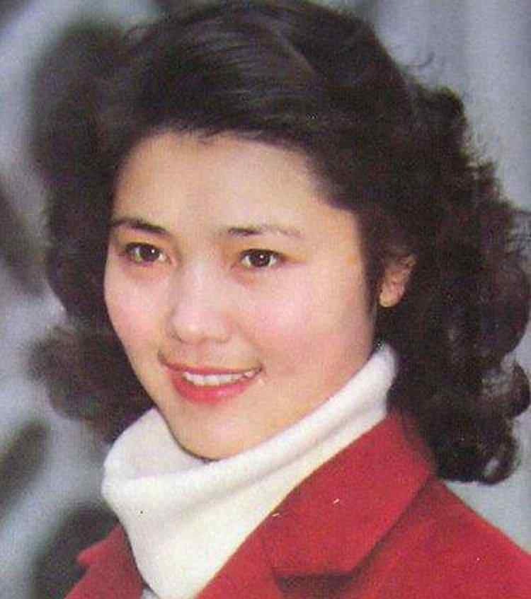丛珊的丈夫 比刘晓庆还美，和小3岁老公是初恋，今64岁一张幸福脸，仍很美
