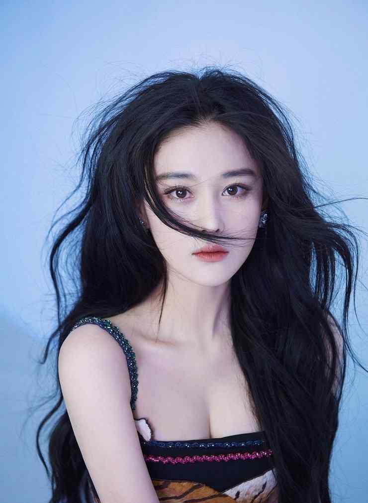 奋囧 33岁张馨予，性感优雅身材好到爆，简直翻版的莫妮卡贝鲁奇！
