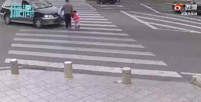 爷爷闯红灯孙女阻拦未果 俩人被撞倒在地 监控记录揪心一幕