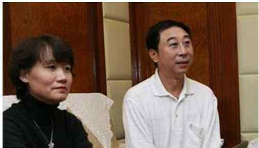 冯巩的儿子 59岁冯巩全家近况曝光，原来妻子是他，儿子如今是总裁