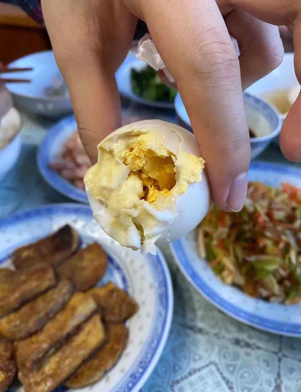 萧山小伙在路边摊买的活蛋 回到家一煮 气炸了！很多人都被坑过