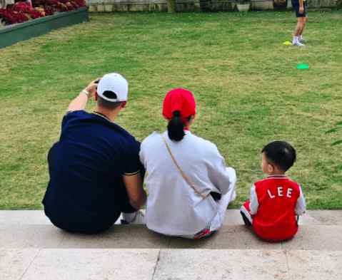 李承德 李承德一家4口自拍，胡杏儿抱李奕霖，李奕霆不黏父母独自坐