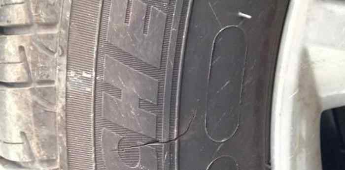 车胎爆胎 如何看出自己的车胎会不会爆胎？4种技巧教你判断轮胎耐久度