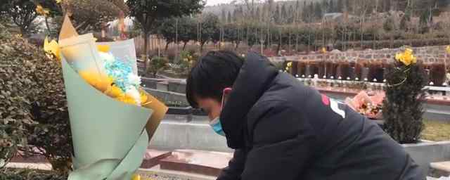 8岁女儿去世 爸爸选择在陵园上班 每天亲吻她的墓碑