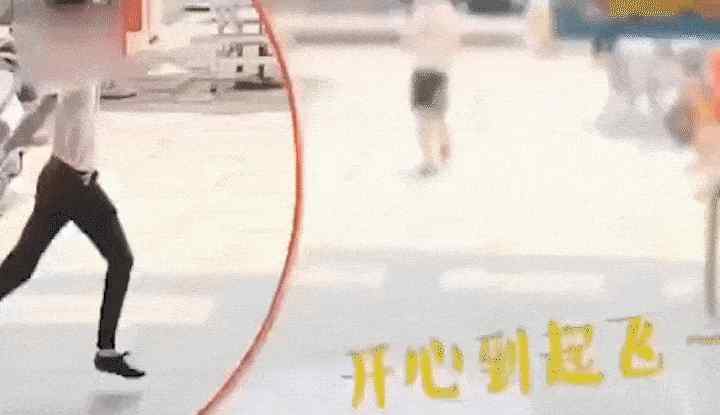 裸奔老人 飞奔？裸奔？迷惑行为的背后…