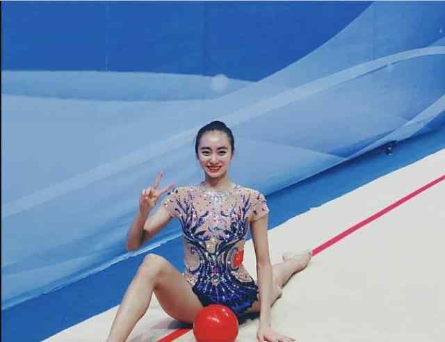艺术体操美女 她是中国00后艺术体操美女，颜值高身材出众，身高170却只有90斤
