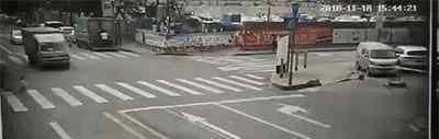 牵着母亲的手过马路 四岁小孩牵着妈妈的手过马路被撞！父母带孩子过马路最正确的方式是…