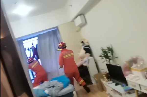 “你再闹！”女子轻生被救下后遭闺蜜打耳光