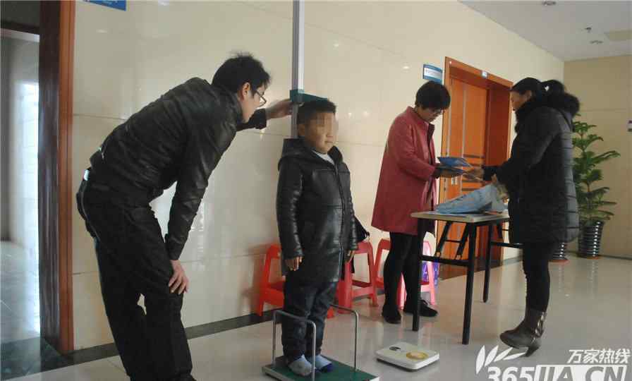 为什么会有23岁猛一窜 安徽男子23岁时身高只有1.3米 因老话“23猛一窜”耽误治疗
