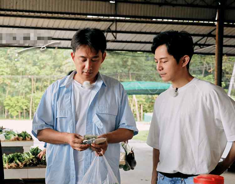 黄磊何炅综艺节目 黄磊何炅录新综艺，与生活有关却不是《向往的生活》，导演好惊喜