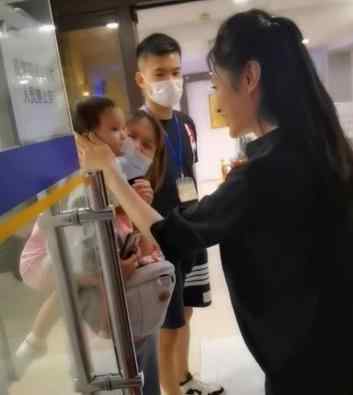 周涛近况 曾连续主持16年春晚，52岁周涛现状曝光，皮肤似少女瘦到认不出