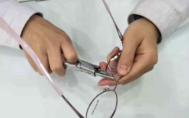 眼镜鼻托正确位置图片 如何正确地调整眼镜镜架?