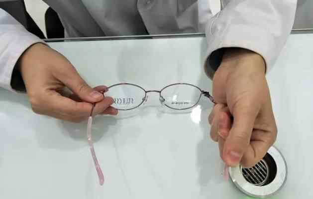 眼镜鼻托正确位置图片 如何正确地调整眼镜镜架?