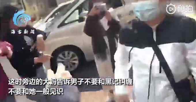 “这里是中国香港”！黑记被市民团团包围当面教育：好人不做做坏人？