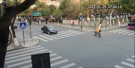 生死两分钟！杭州这一幕实在太燃了！他们齐心合力抬起了公交车