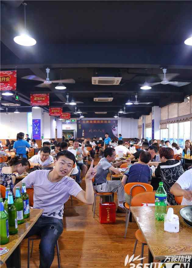 地锅鸡 合肥这家地锅鸡界排队王1天卖出300只鸡 每天排队4个小时吃到靠运气