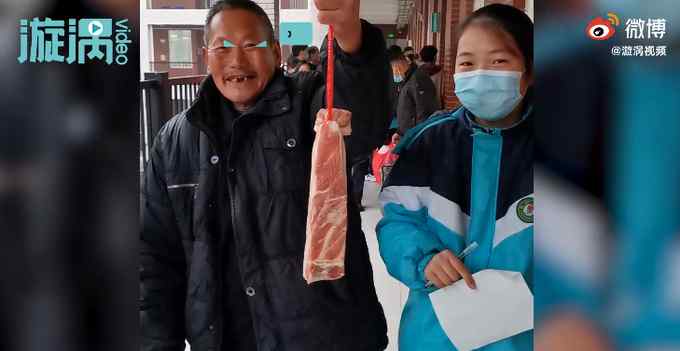 河南一班主任过年按成绩给学生奖食材：第一名一只鸡 三好学生五花肉