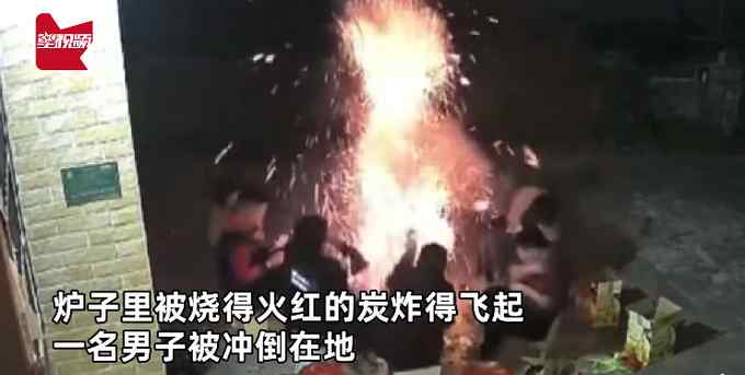 男子围坐水泥地上烧烤 几十秒后发生恐怖一幕 现场画面曝光