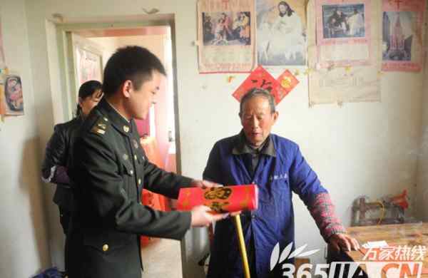 社区学雷锋活动 银杏社区开展学雷锋活动——弘扬雷锋精神，共建和谐社区