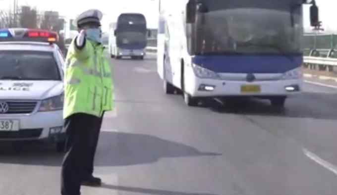 河北交警护航送别援冀医疗队 网友：致敬逆行英雄