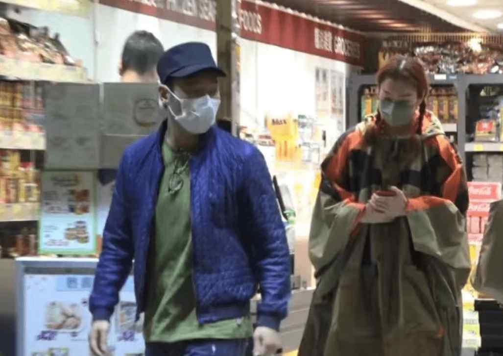 许志安逛超市 许志安郑秀文合体逛超市，男方戴婚戒被嘲太做作，出轨后成功复出