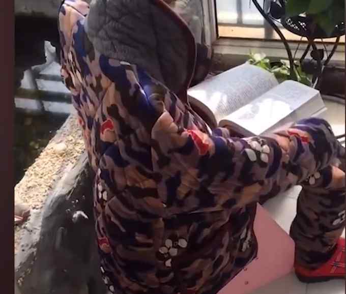 小学生用衣服摆假人假装学习 把家长都蒙了 网友：不可取但好搞笑