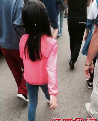 王菲女儿李嫣照片 李亚鹏带女儿李嫣出行照片 王菲发短信斥责李亚鹏真实原因