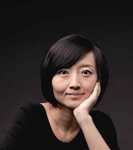 柴静的女儿 柴静罕见亮相，面庞清瘦，女儿已经6岁，依偎在母亲肩头乖巧可爱
