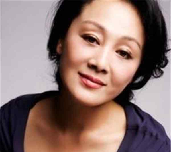 王姬的丈夫 58岁王姬聪明美丽，与丈夫低调恩爱19年，27岁儿子智商只有5岁
