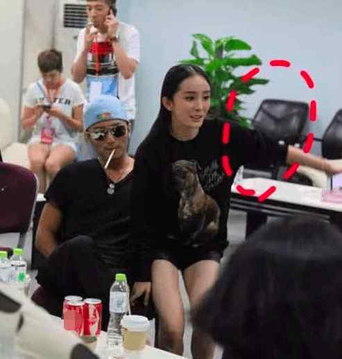 杨幂和谢霆锋 谢霆锋有性格，昔日跟杨幂聊天，仍咬吸管翘二郎腿