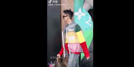 LV充气背心售价26700元 网友：付我200 用快递气柱给你搞一件