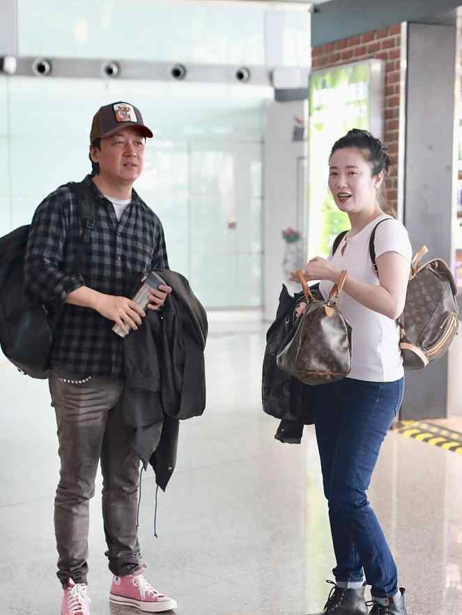 潘粤明恋情 45岁潘粤明近照曝光，被传新恋情后心宽体胖，身材发福脸部浮肿