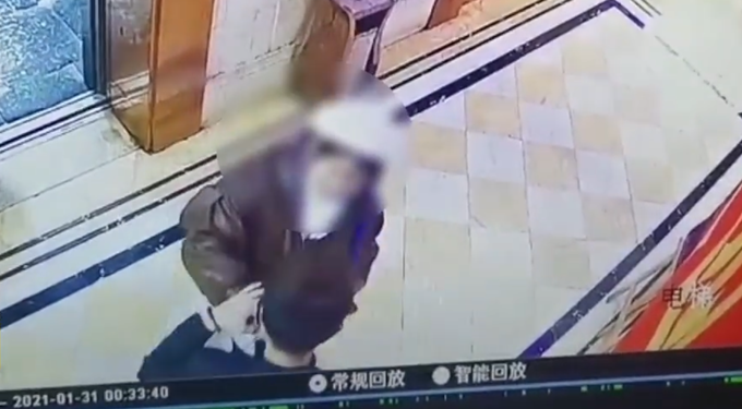 小伙遭女孩强吻举双手自证清白 监控记录荒唐一幕