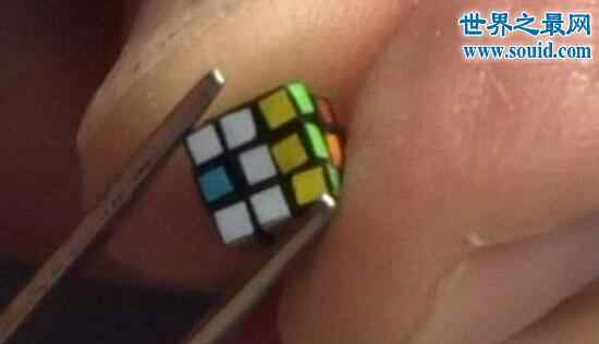 世界魔方排名 世界上最小的魔方，要用镊子和放大镜来拼才行