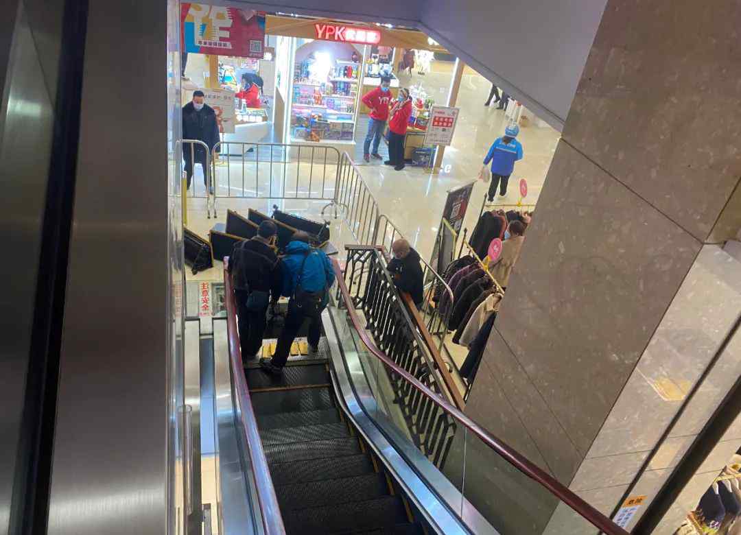 想想都疼！上海一男孩脚卷入自动扶梯 脚掌离断