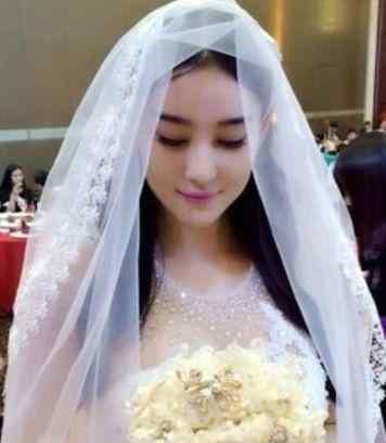 张馨予结婚照 张馨予微博晒结婚照，新郎帅过李晨，网友：还敢出轨吗？
