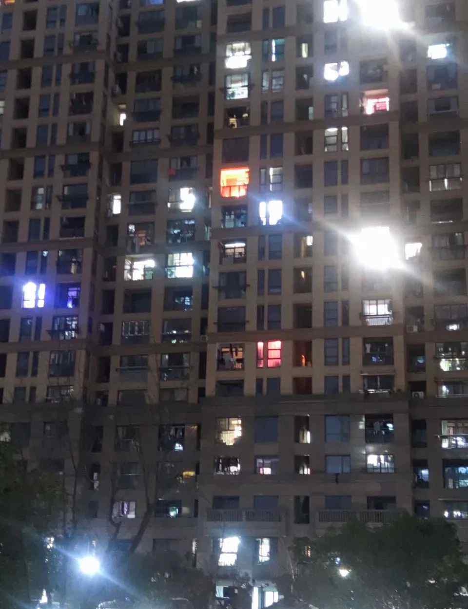 在阳台干这事？有人看不下去发帖曝光 网友：离谱！