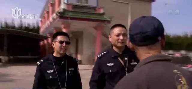 父亲墓穴遭人盗掘 盒子被敲碎骨灰撒落一地 监控拍下诡异一幕！