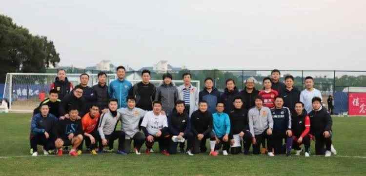 肇俊哲 李铁与足协工作人员踢球，陈戌源、肇俊哲现身合影