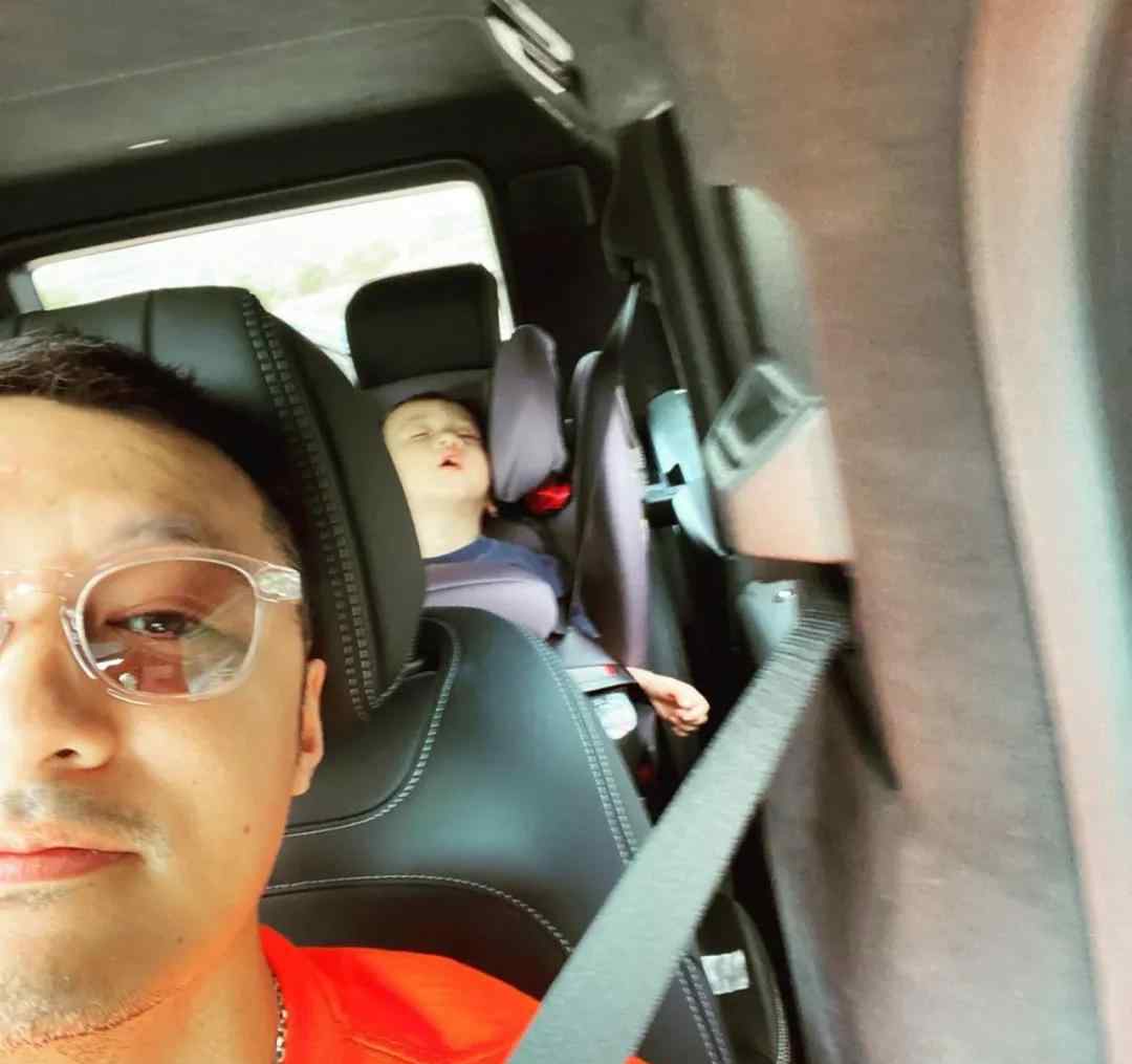 王棠云 余文乐晒老婆王棠云素颜照，越看越温柔贤惠，没想到现实版春娇长这样