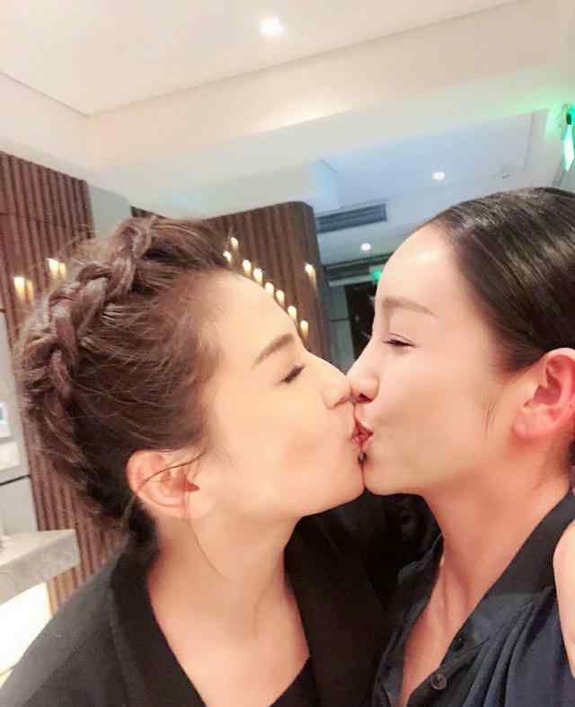 刘涛秦海璐 刘涛为秦海璐庆生，发与蒋欣同款亲吻照，两段闺蜜情却走向大不同