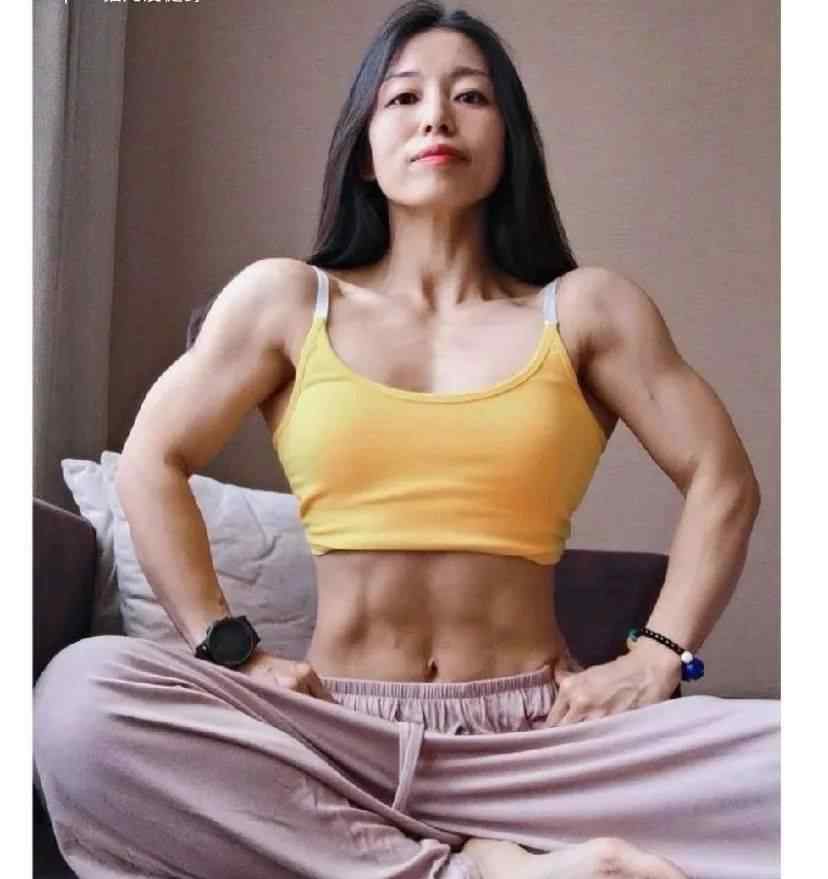 蜜桃95 上海95后体育老师身材照曝光，和肌肉男友在一起太撩人！