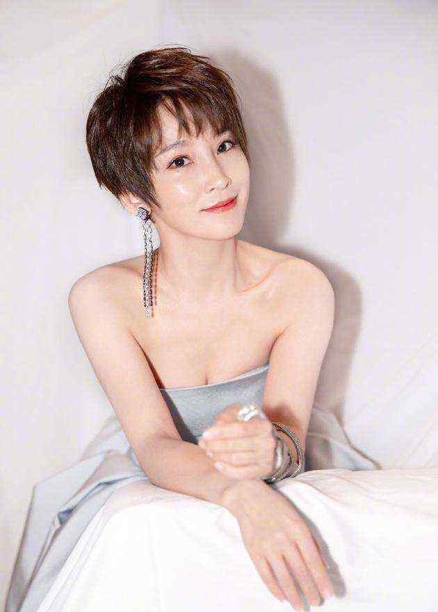 谢楠男人装 她是吴京老婆，37岁身材饱满火辣性感，太有女人味了！