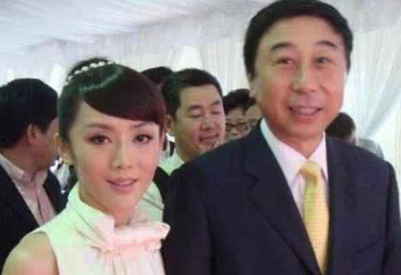 冯巩老婆 冯巩老婆照片曝光，明明是夫妻却像是父女？网友：难怪隐藏36年！