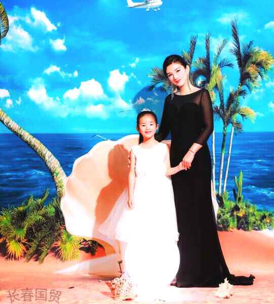扎辫子四至六岁 黄奕六岁女儿近照曝光，扎着两个小辫子，看起来乖巧文静文章配图