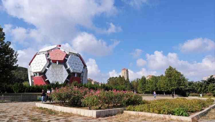 大连突发 突发！大连足球地标性建筑“大足球”起火 现场浓烟滚滚