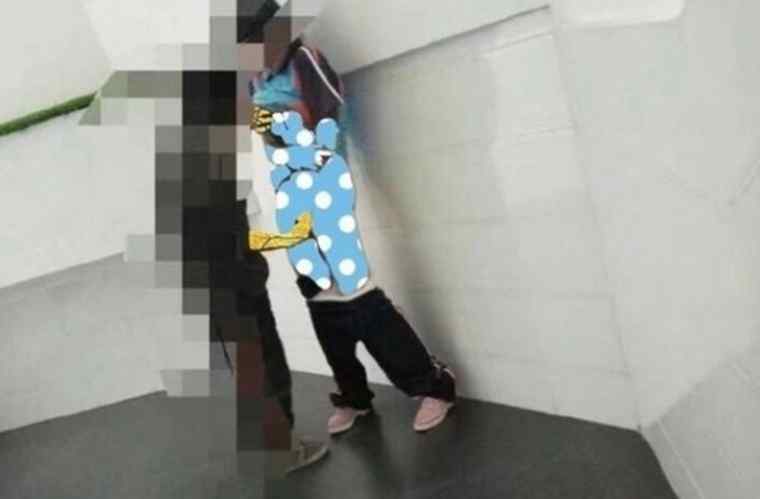 俩性图片 成都俩中学生不雅照片流传网络 楼梯间脱裤性交